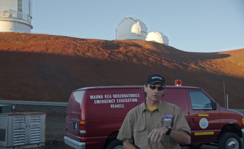 Guide Chris erklärt der Gruppe die Observatorien. Er scheint die Kälte nicht zu spüren 